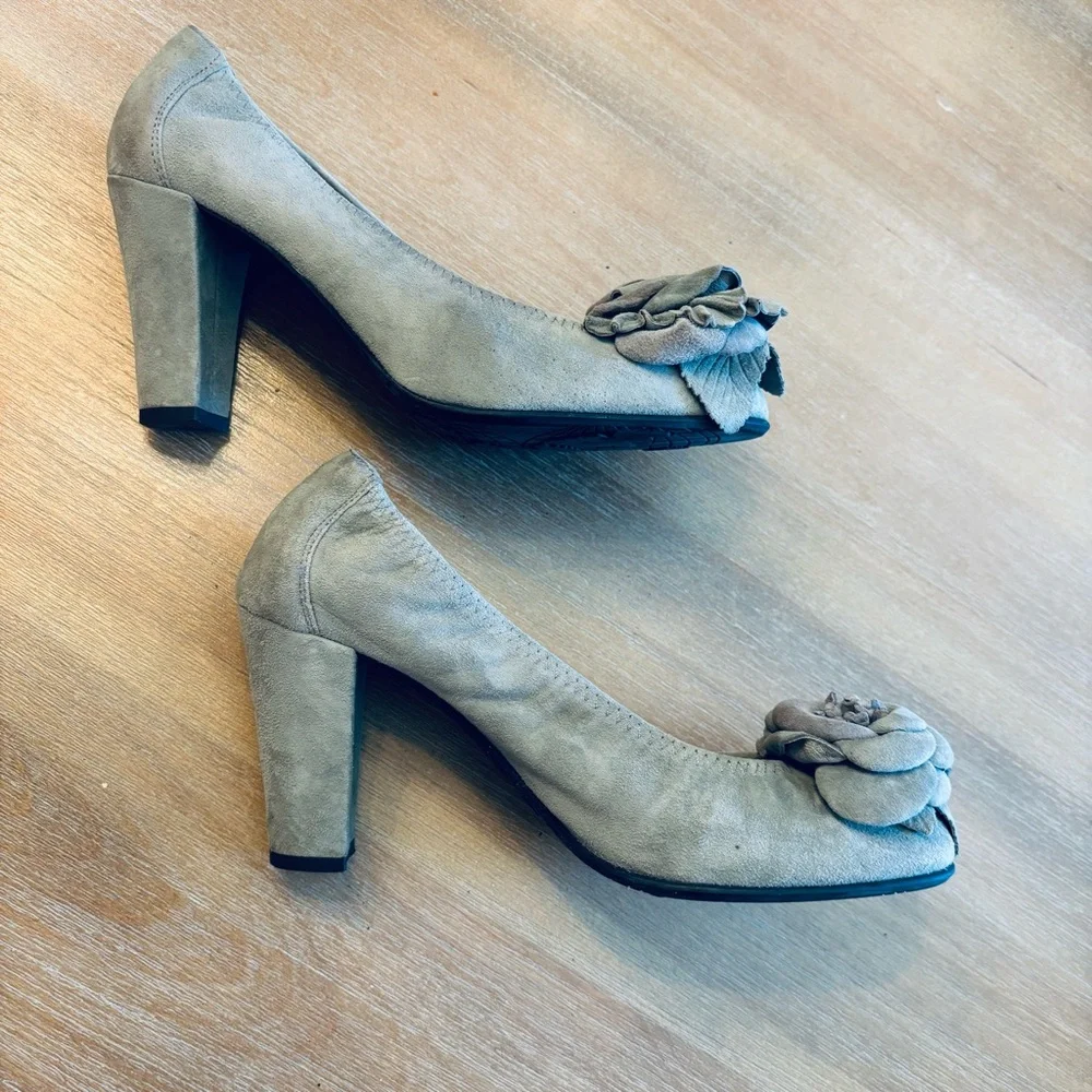 Ras Spain Gray Suede Rosette Embellished Pumps, Size 37